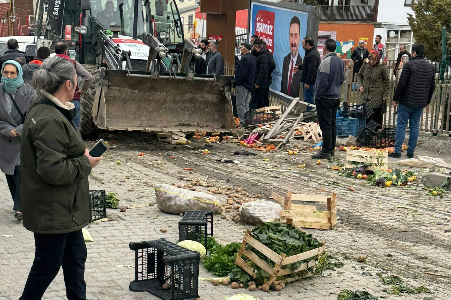 Freni boşalan iş makinesi pazardaki vatandaşların arasına daldı