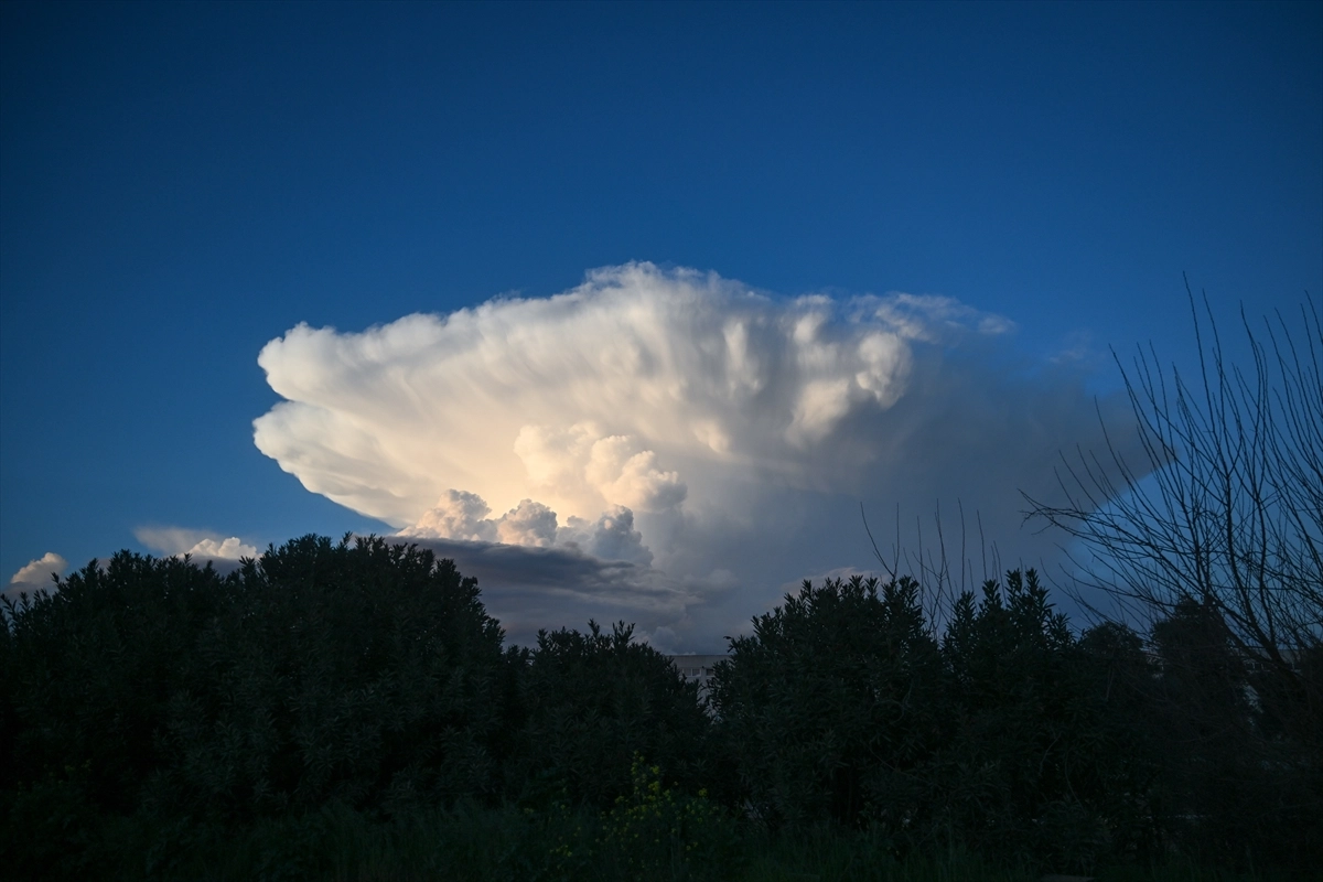 İzmir'in gökyüzünde görsel şölen: Kümülonimbus bulutları