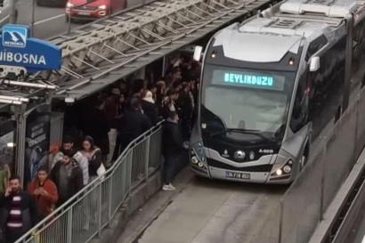 Metrobüslerde iftar yoğunluğu: İstanbul'da trafik durma noktasında