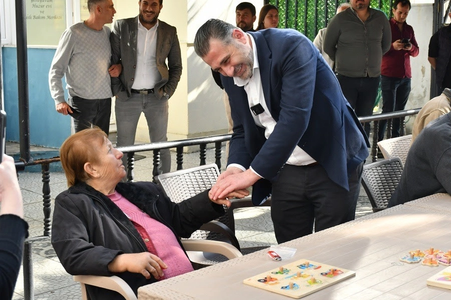 Menderes Başkan Adayı Akdeniz: İlk işimiz yaşlılarımızın gönlünü ferahlatmak haberinin görseli