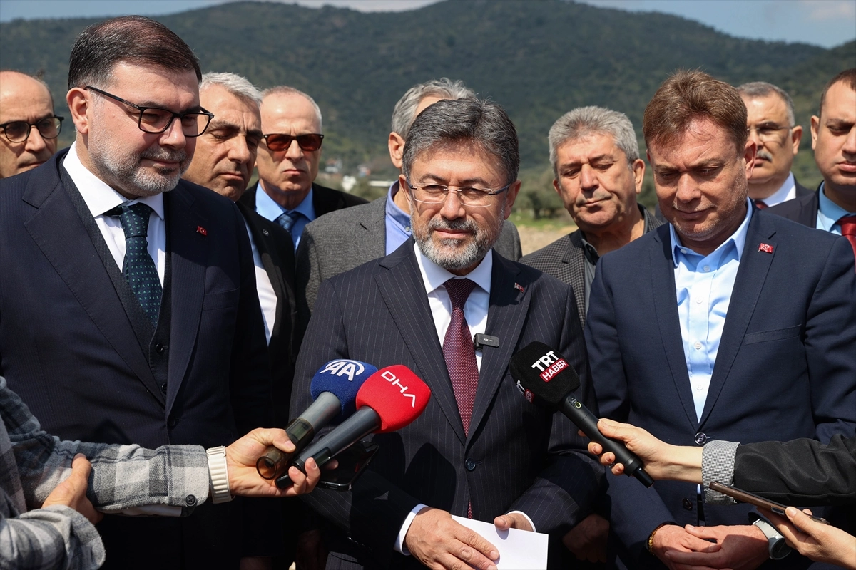 Bakan Yumaklı: İzmir 'dağ' gibi bir belediye başkanına kavuşmak için gün sayıyor haberinin görseli