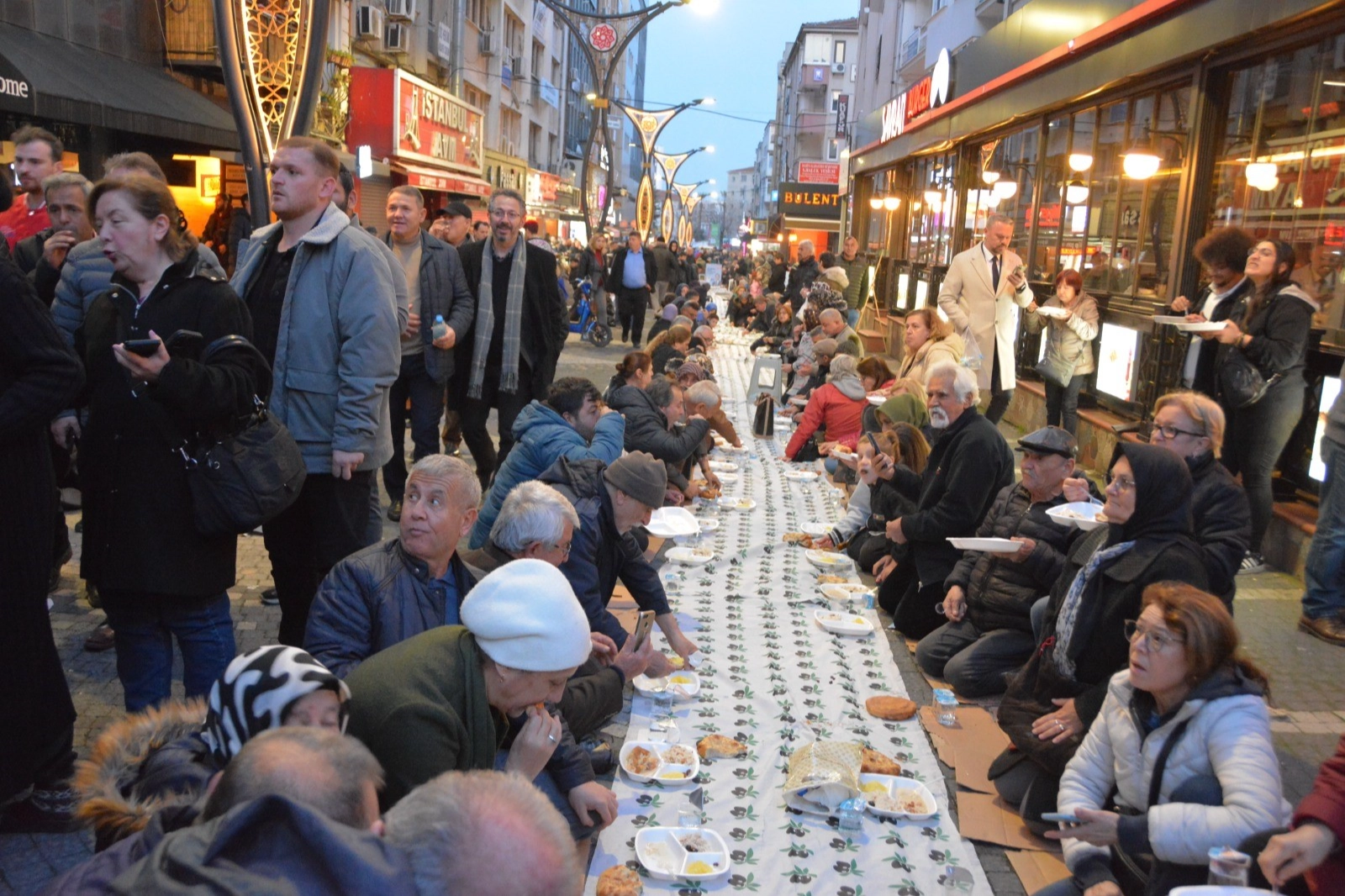 Balıkesir'de oruçlar 'Yeryüzü Sofrası'nda açıldı