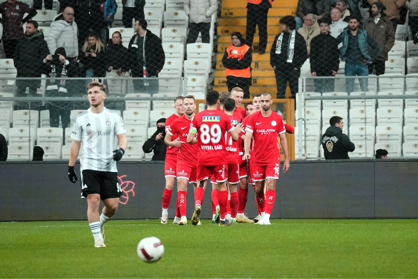Beşiktaş kendi sahasında kaybetti haberinin görseli