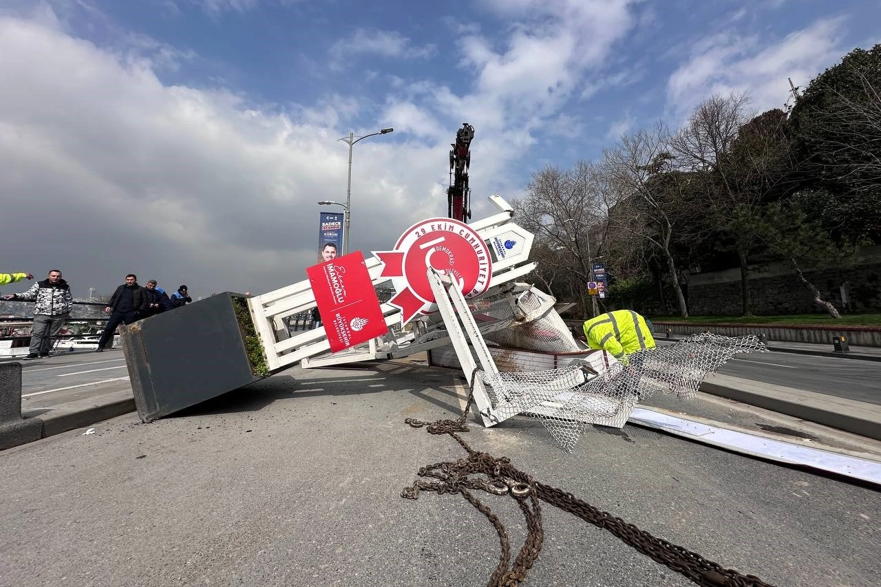 İstanbul’da korku dolu anlar: Vinç kaza yaptı, yol trafiğe kapatıldı