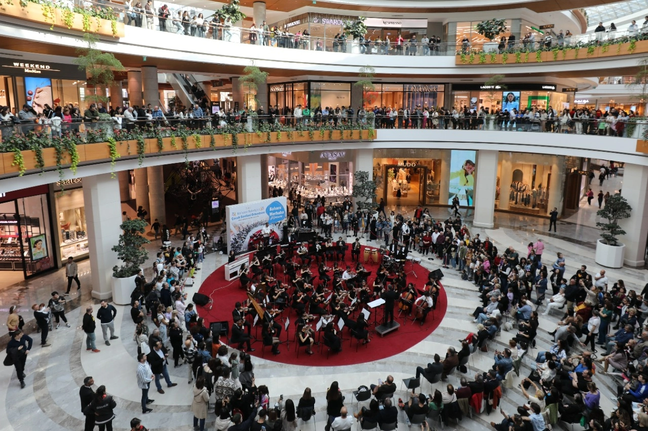 İzmir'de müzik ziyafeti: Çocuklar bahara 'merhaba' dedi