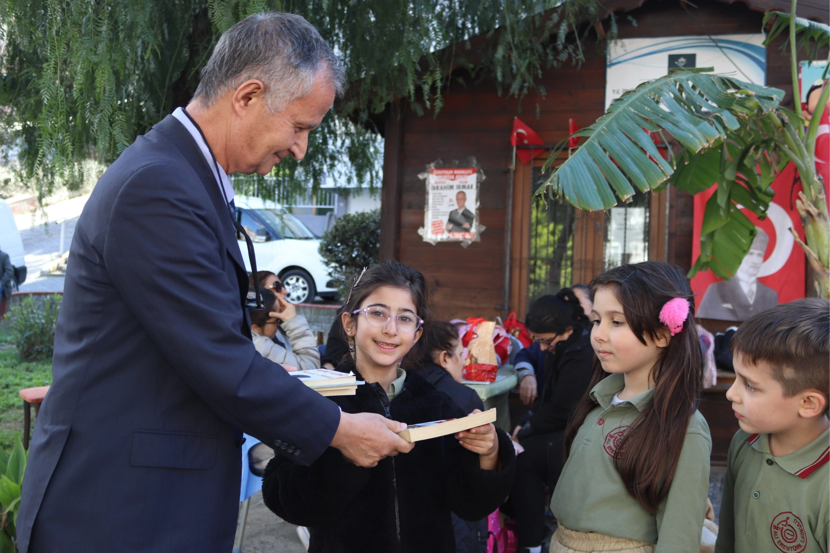 Muhtarlıkları kitaplarla doldurdu, etrafını peluş oyuncaklarla süsledi