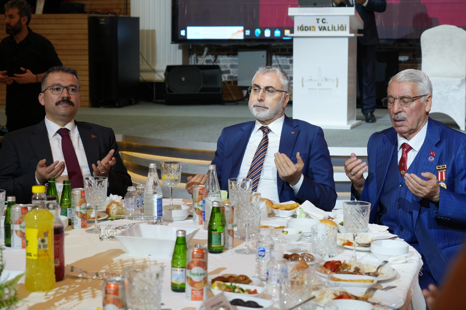 Bakan Vedat Işıkhan şehit aileleri ve gazilerle iftar sofrasında buluştu haberinin görseli