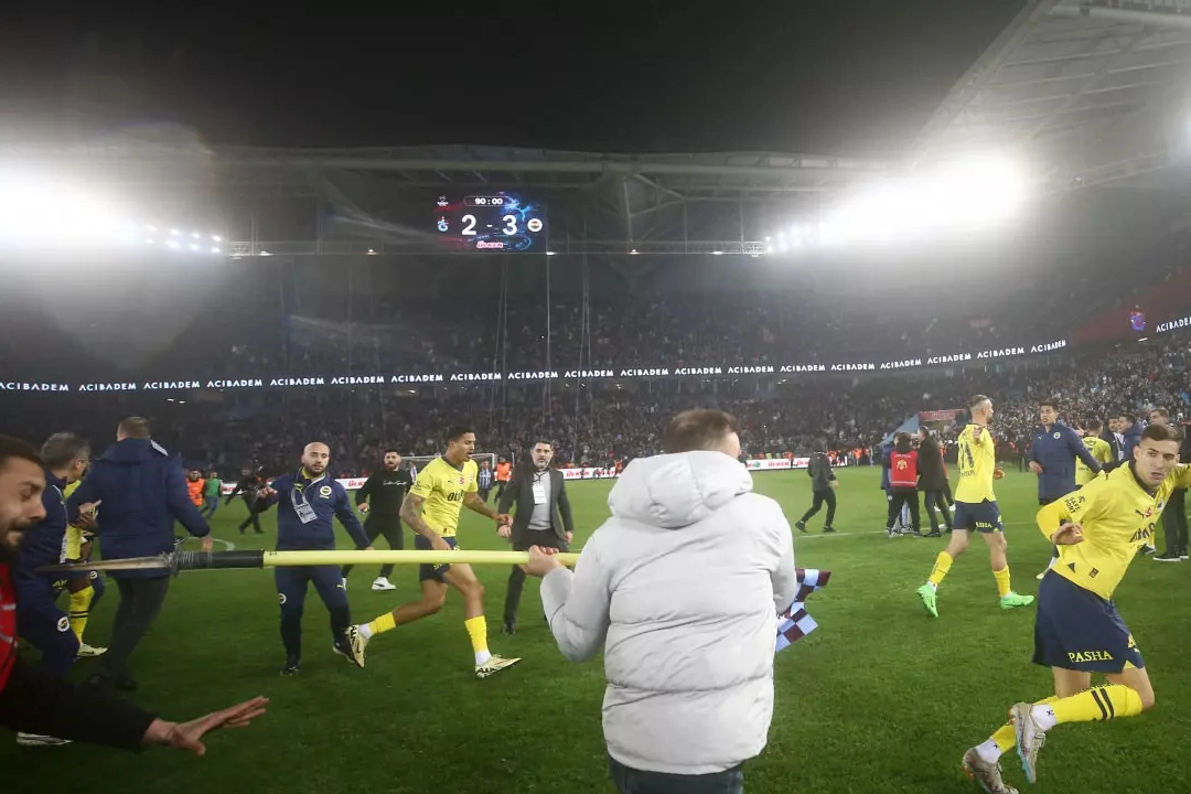 Fenerbahçe – Trabzonspor maçında ortalık karıştı: Korner direği ile saldırdılar