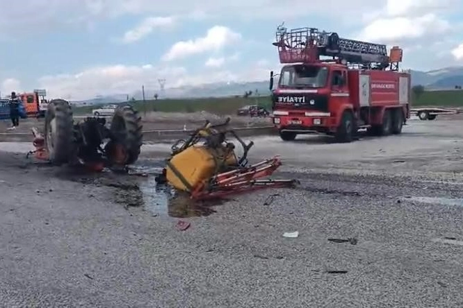 Isparta’da otomobil traktörle çarpıştı: Yaralılar var! haberinin görseli