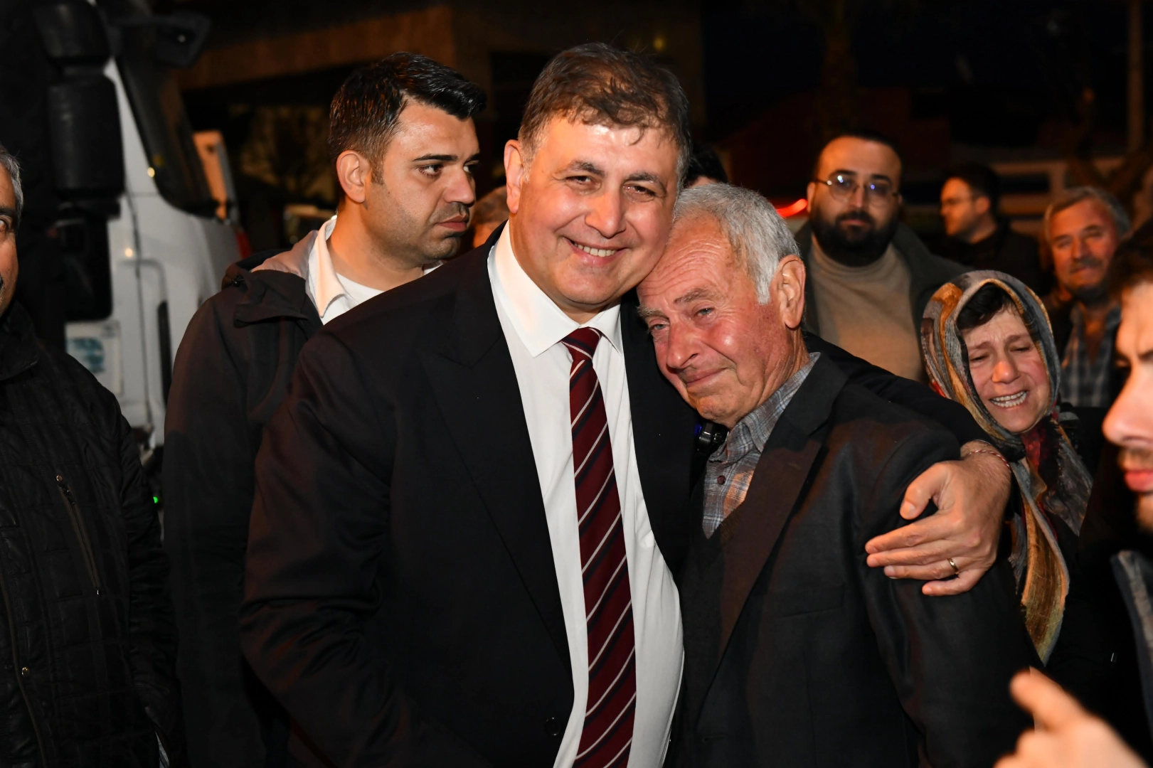 Burs verdiği öğrencilerden Cemil Tugay'ı duygulandıran sürpriz haberinin görseli