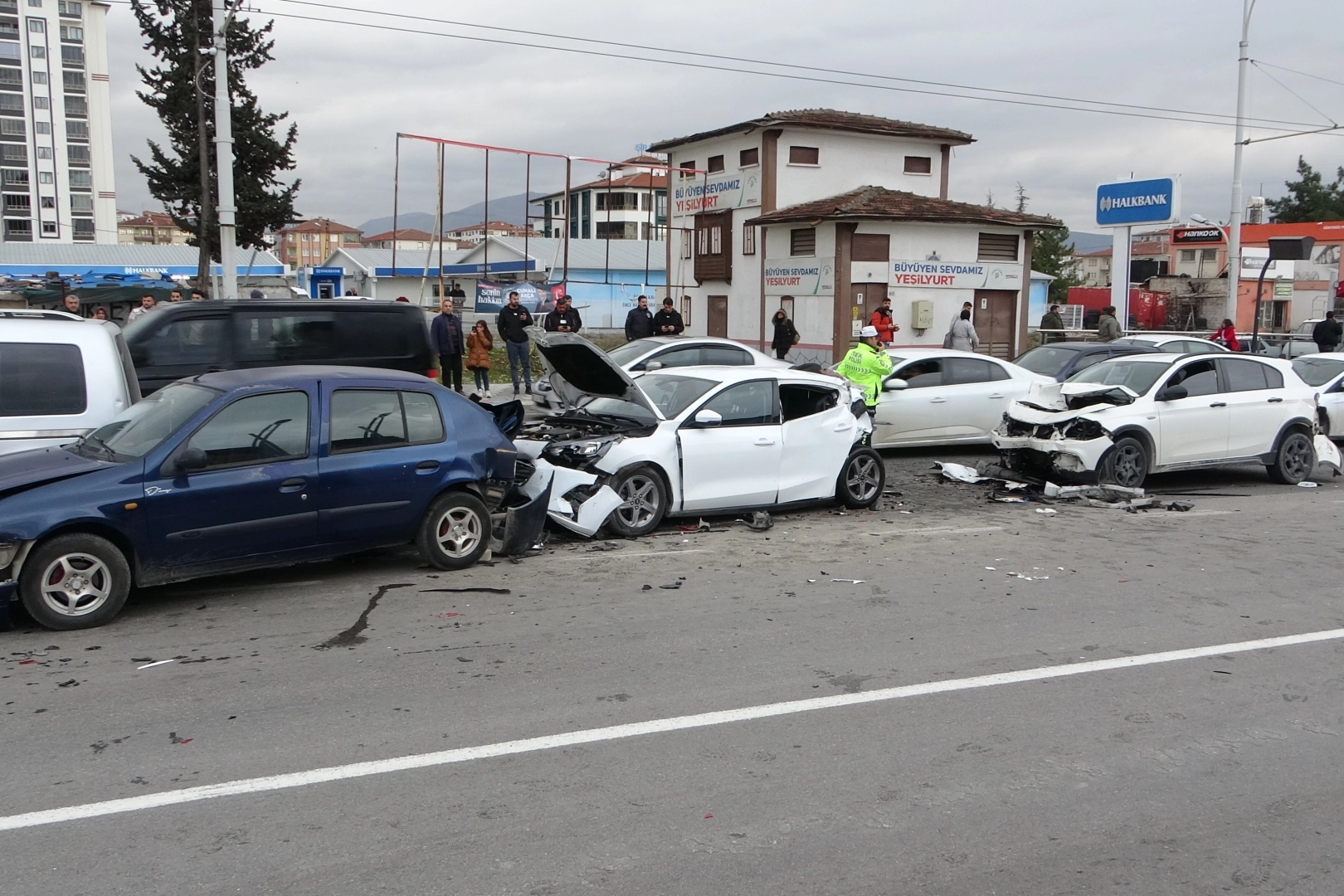 Malatya'da zincirleme trafik kazası: 7 araç birbirine girdi! Yaralılar var