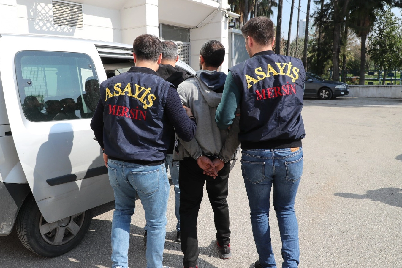 Mersin'de kamyonet hırsızı! Önce kameraya sonra polise yakalandı haberinin görseli