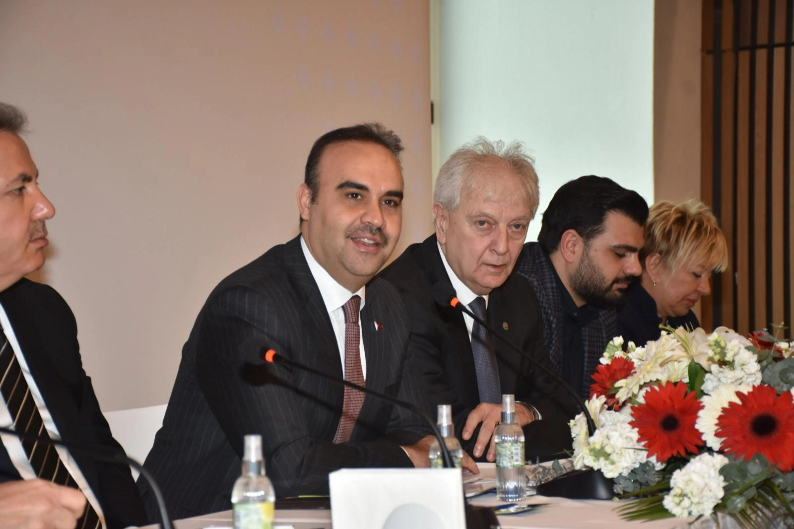 Bakan Kacır: İzmir yönetimi ritme ayak uyduramadı haberinin görseli