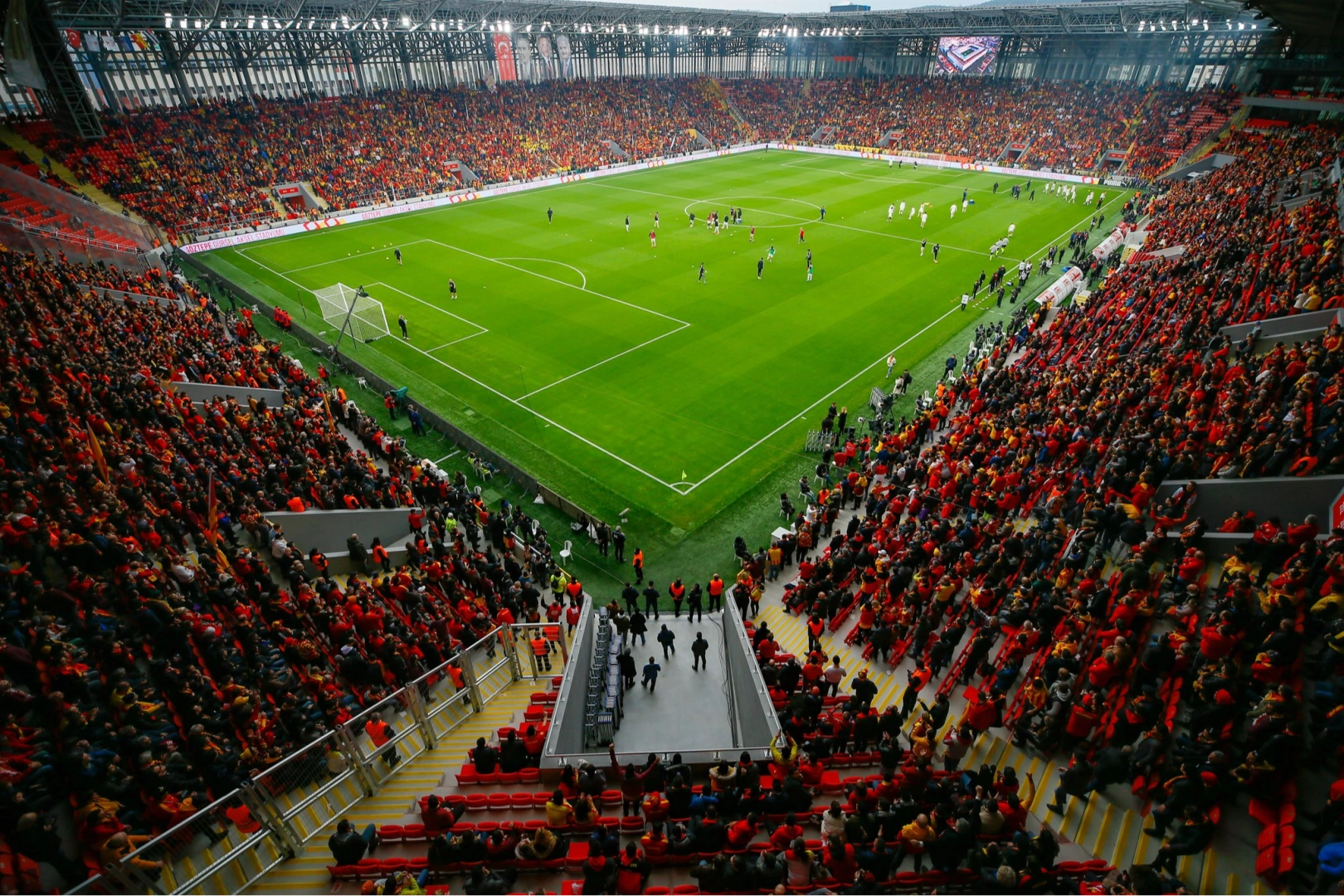 Göztepe tribünlerinde rekor: Taraftarların medcezir performansı haberinin görseli