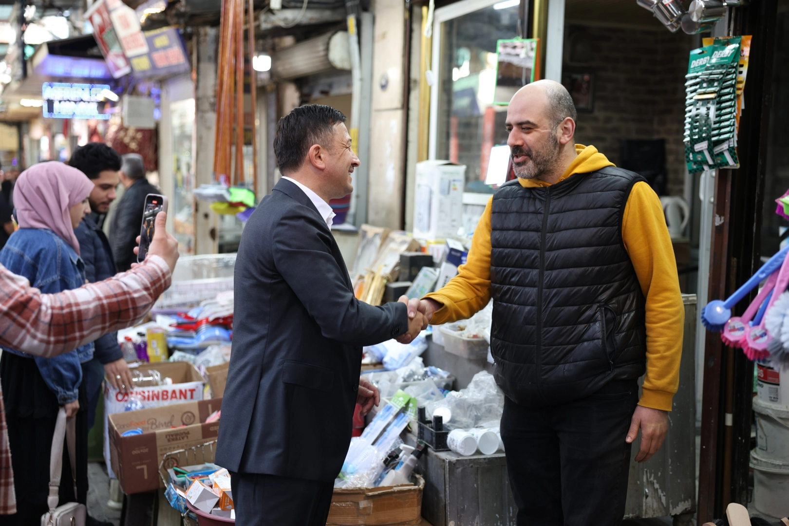 Hamza Dağ’dan Basmane esnafına müjde: Tabelalardan başlanacak! haberinin görseli