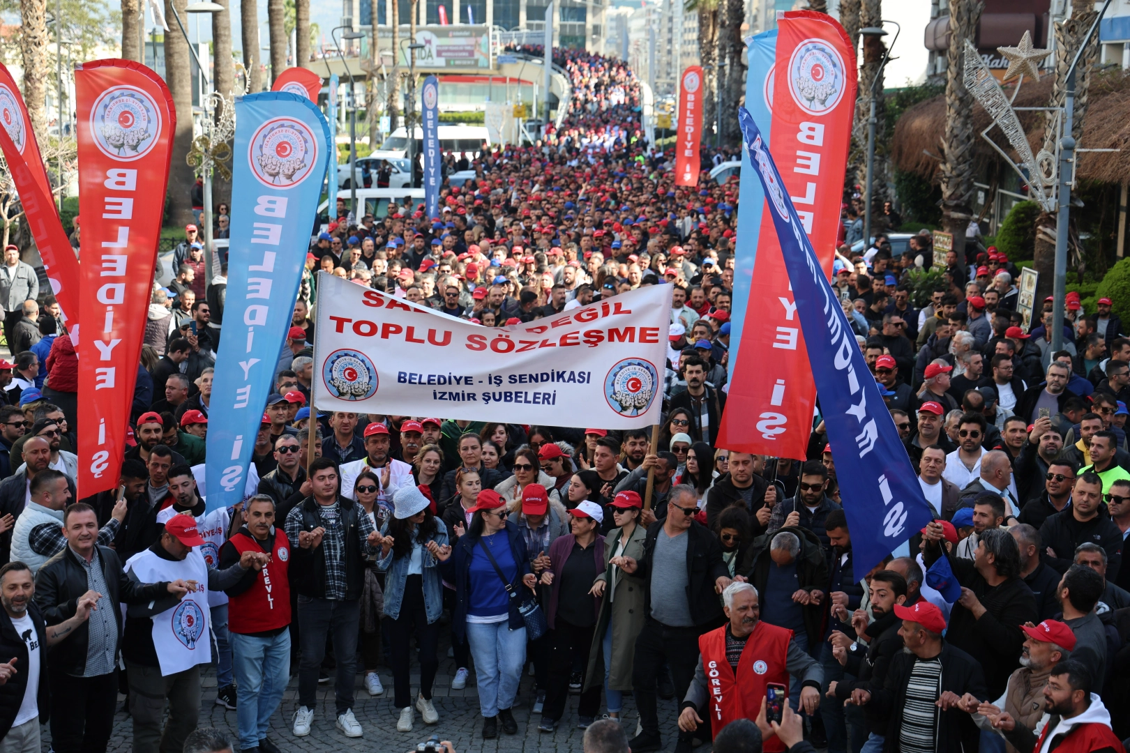 İzmir'de 6 bin işçi eylemde: TİS görüşmeleri tıkandı