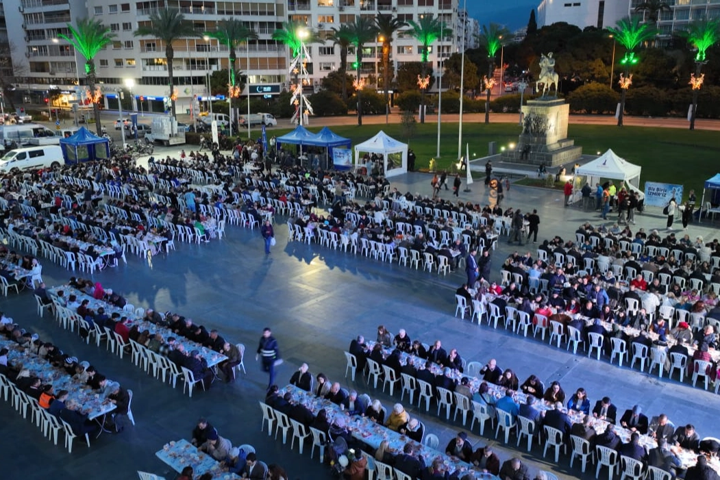 Izmir'de büyük iftar coşkusu: Binlerce kişi büyük iftar sofrasında buluştu haberinin görseli