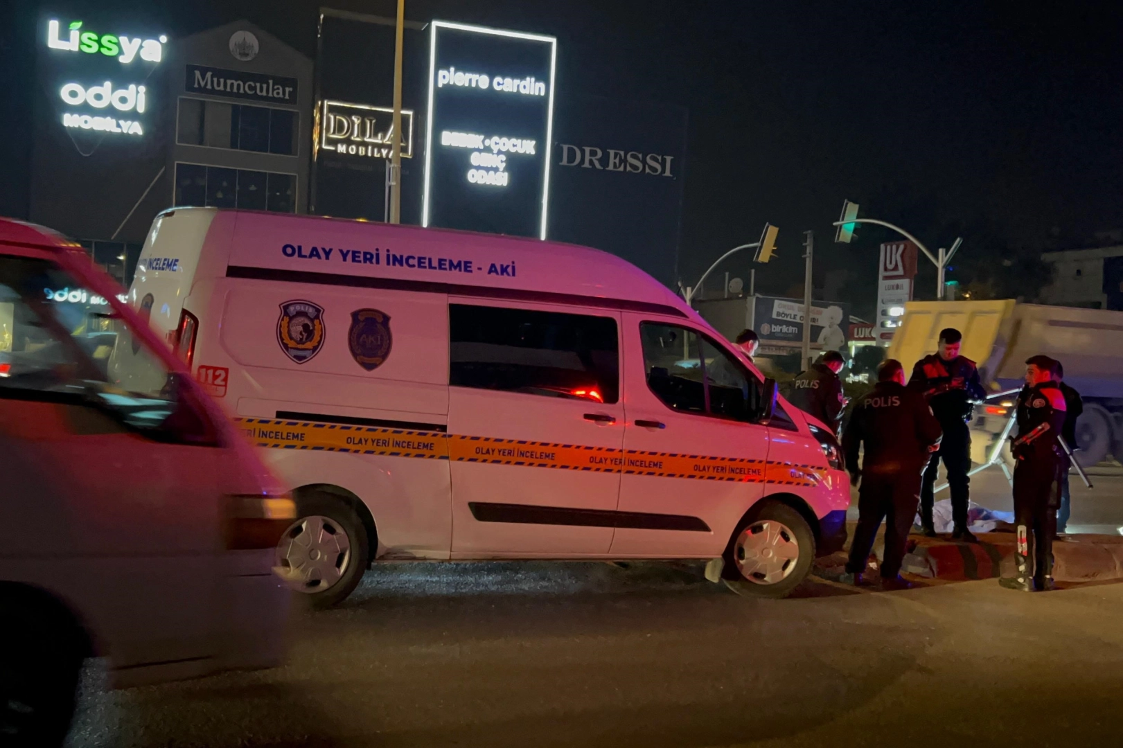 İzmir haber: Kırmızı ışıkta geçen araç yayalara çarptı: 1 ölü, 1 yaralı