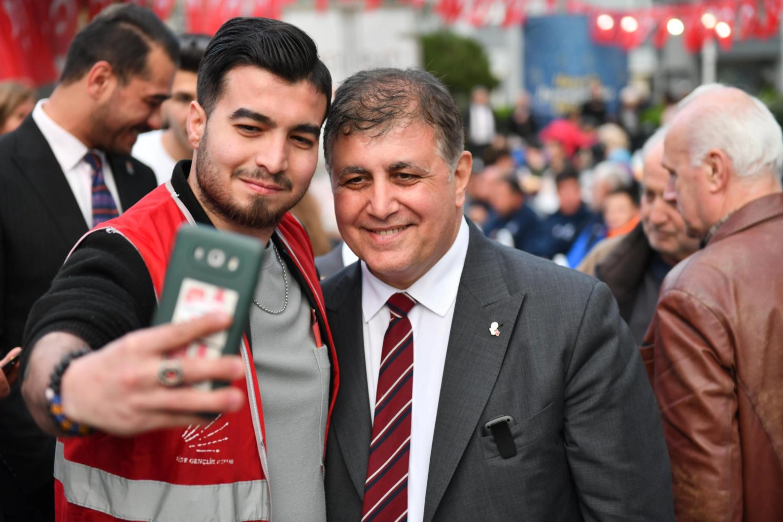Başkan Adayı Tugay: Kimse aç, işsiz, şifasız, kalmayacak! haberinin görseli