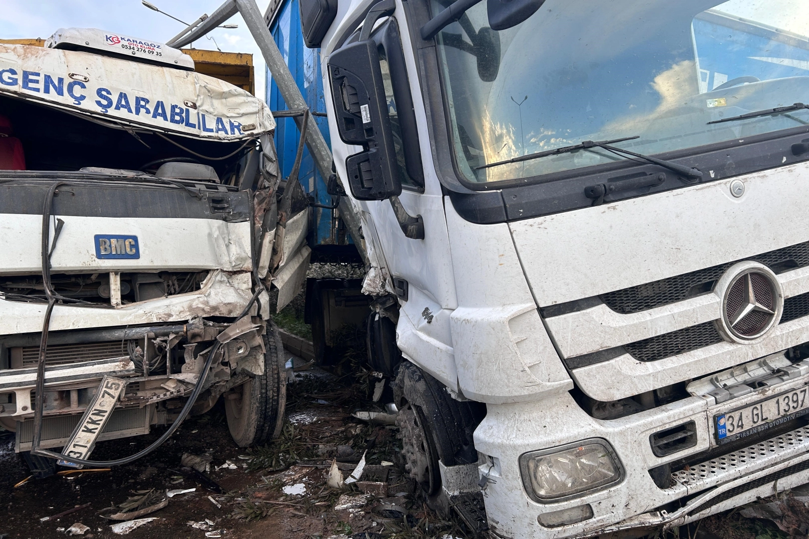 Hatay'da kamyon ile tır çarpıştı: Yaralılar var