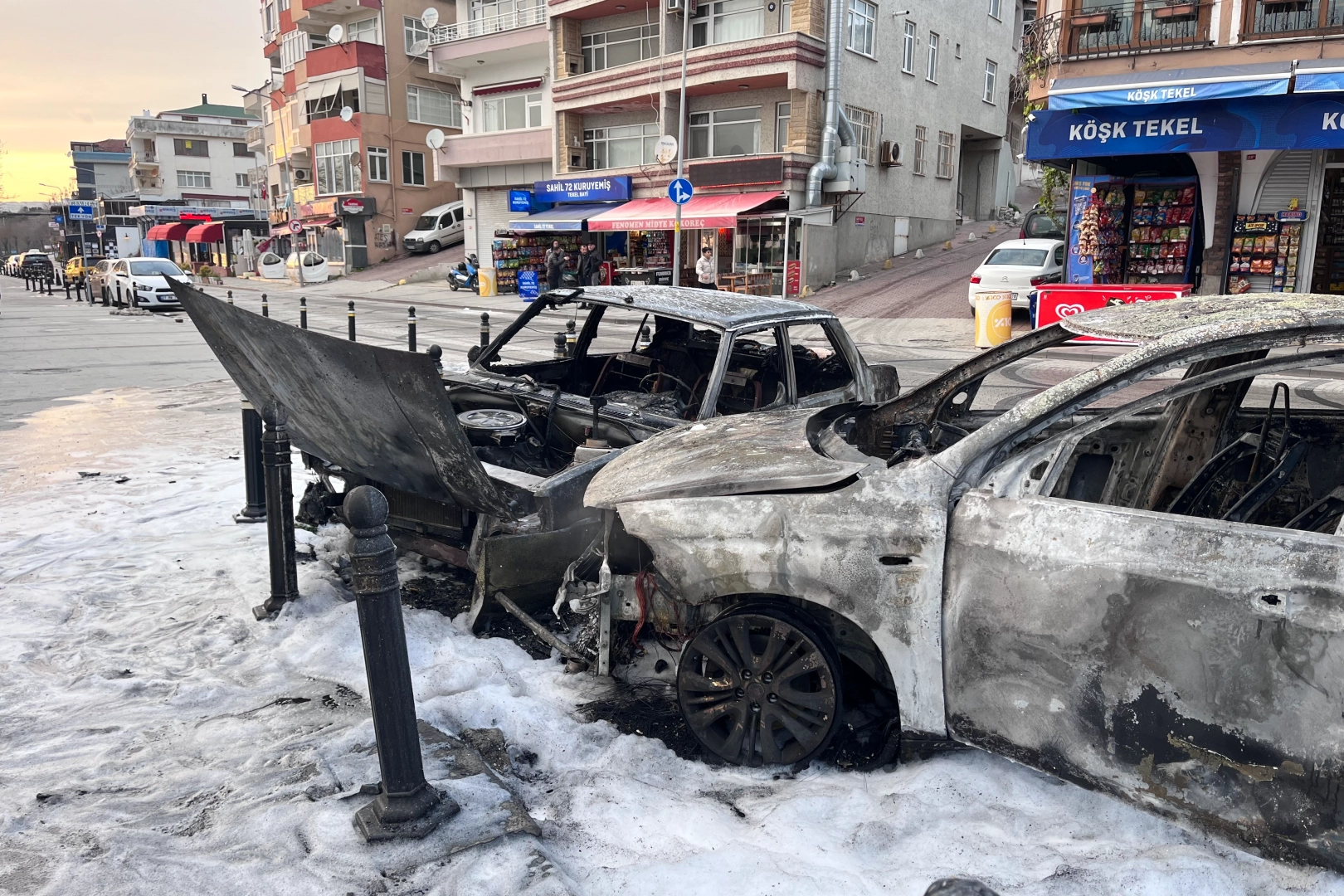 İstanbul'da yanan taksi başka araca çarptı: İki araç küle döndü