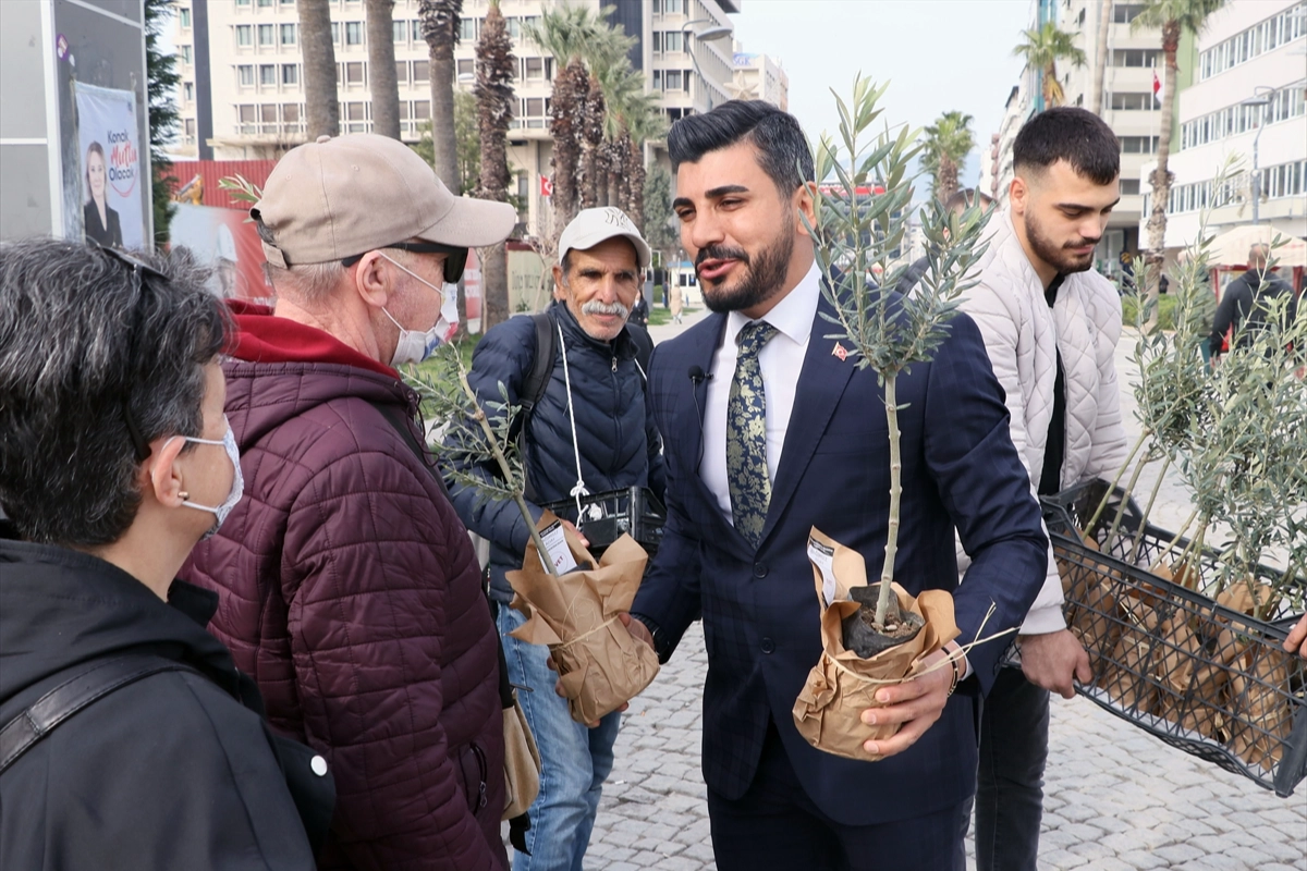 İzmir'in başkan adayı zeytin fidesi dağıtıp oy istedi