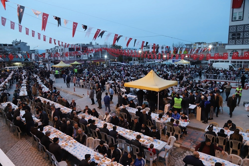 Kınık Belediyesi’nden hemşehrilerine 5000 kişilik iftar sofrası