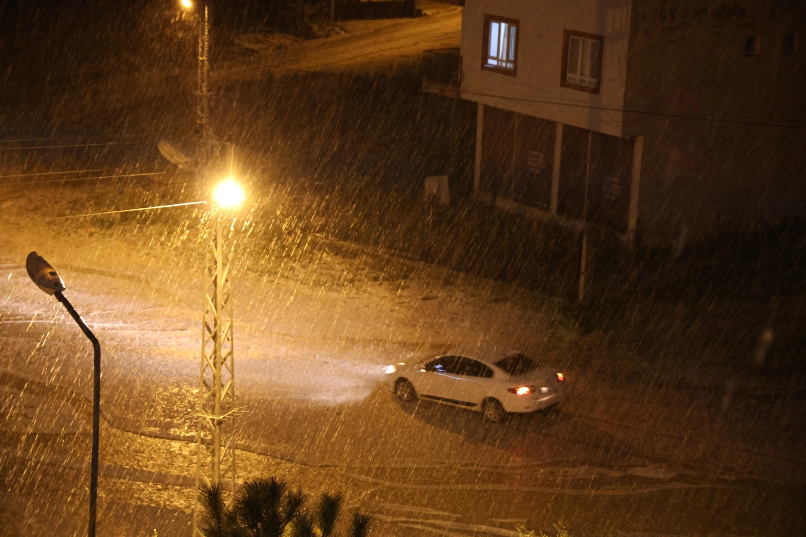 Adana’da sağanak ve dolu etkili oluyor