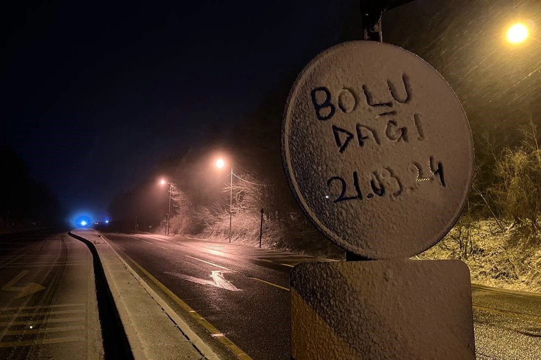 Bolu Dağı geçişinde kar yağışı etkili oluyor