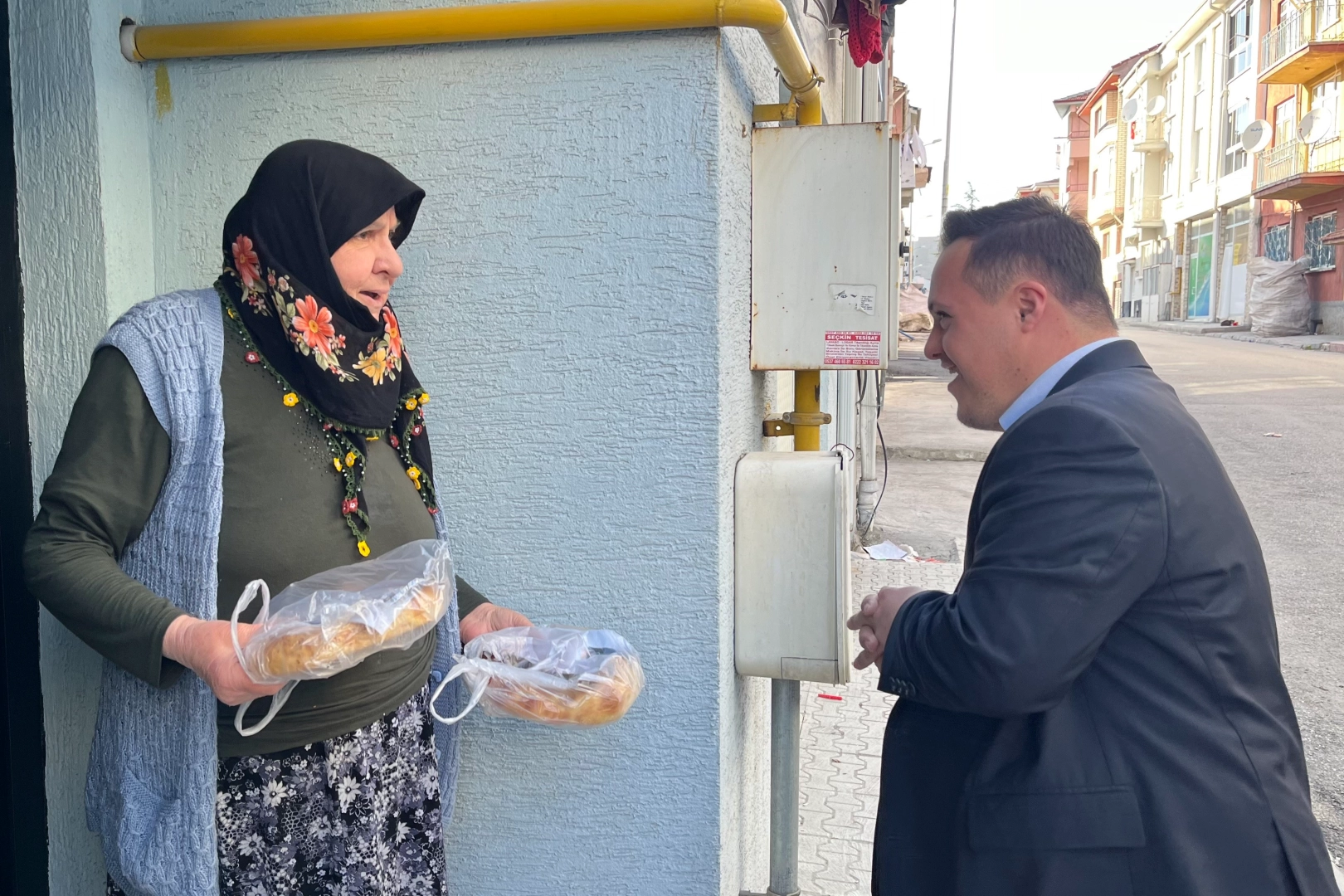 Down sendromlu aday Ramazan pidesi dağıtarak gönülleri kazanıyor