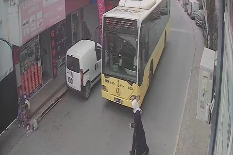 İstanbul'da kaza: İETT otobüsü yaşlı kadına çarptı haberinin görseli