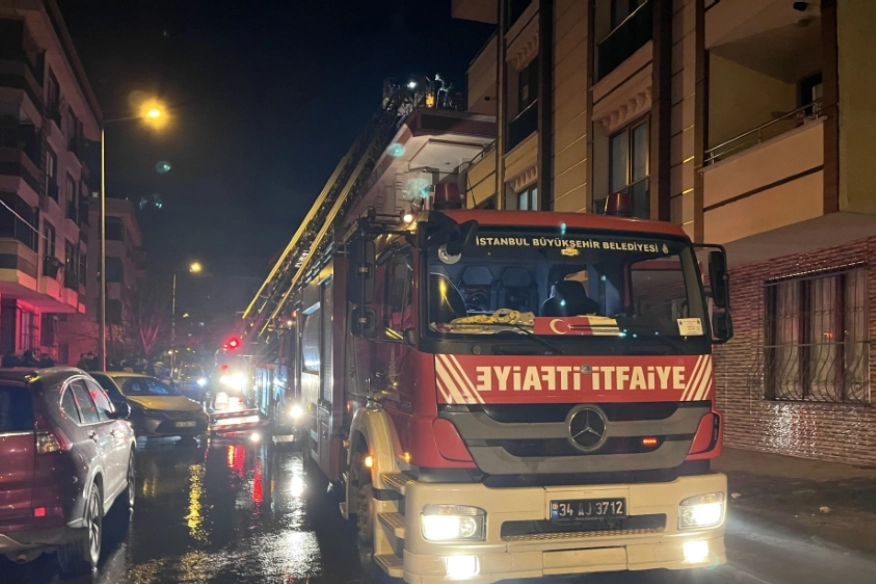 İstanbul'da korkutan yangın: 3 katlı binanın çatısı alev alev yandı