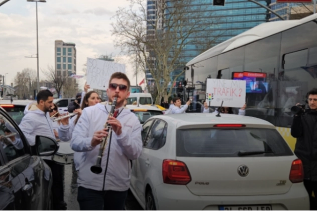 İstanbul'da trafikten sıkılanlara bando sürprizi