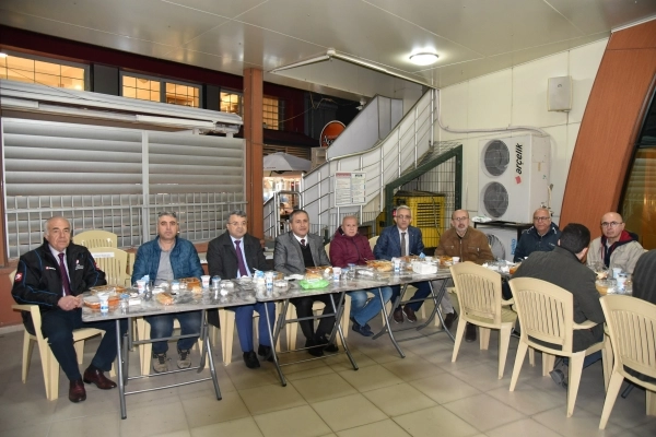 Karşıyaka’da iftar buluşması: Yönetici ve esnaf iftar sofrasında bir araya geldi