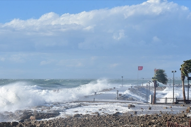 Meteorolojiden Doğu Karadeniz ile Batı Akdeniz'e fırtına uyarısı