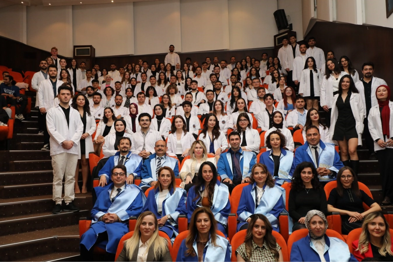 Diş hekimleri beyaz önlüklerini giydi haberinin görseli