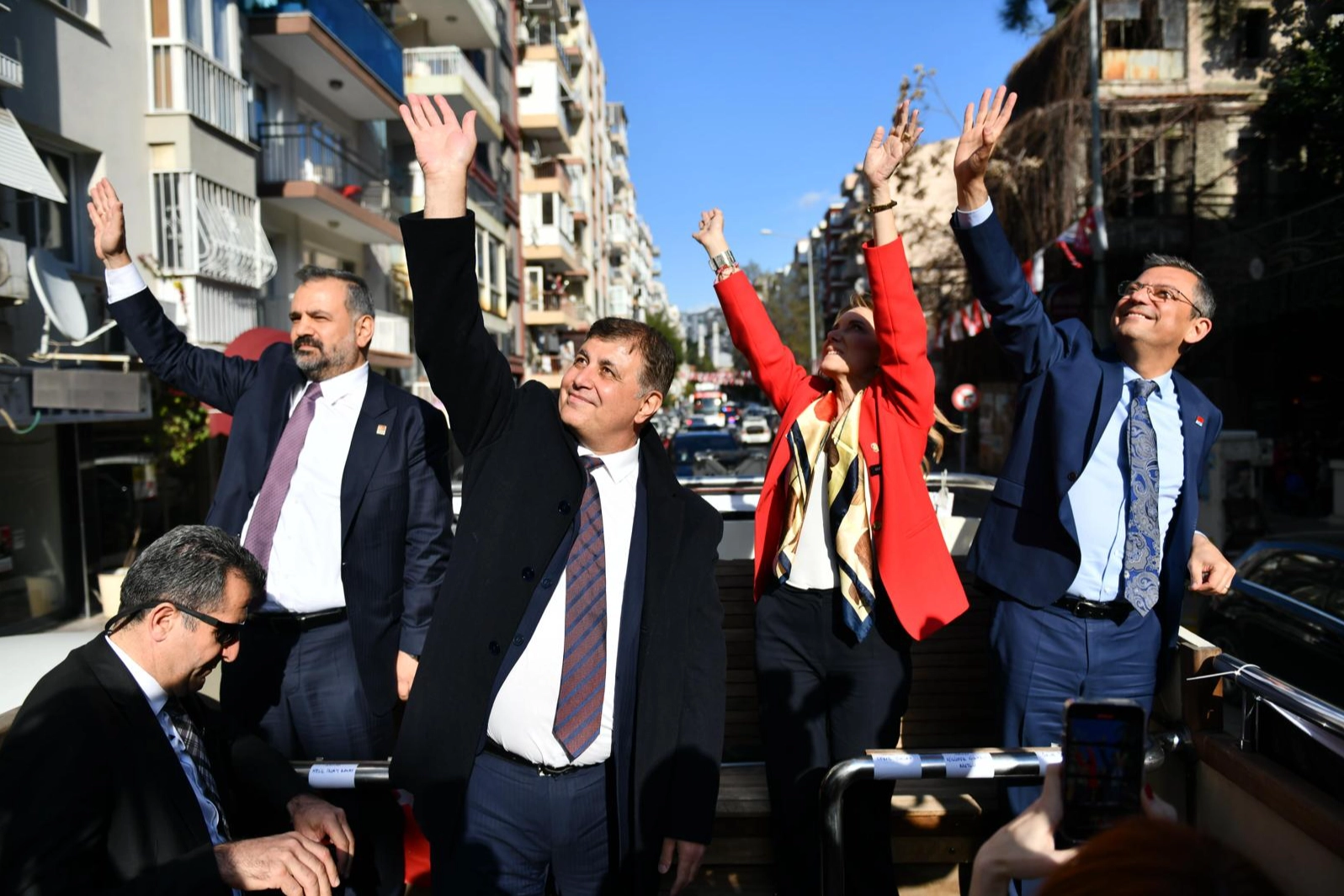 Özel ve Tugay üstü açık otobüsle İzmirliler’i selamladı