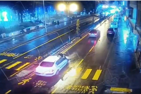 Trafikte bir garip olay: Para için arabanın önüne atladı haberinin görseli