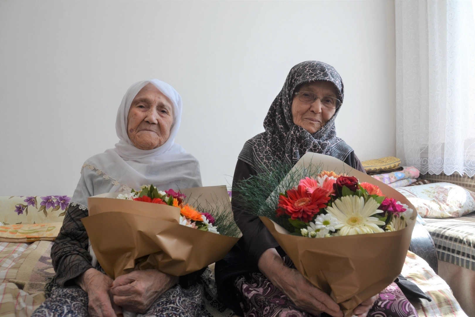 102 yaşındaki hastaya ve kızına ziyaret