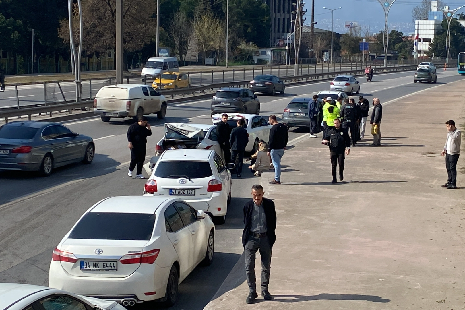 7 araç zincirleme kaza yaptı: Biri çocuk 5 kişi yaralandı