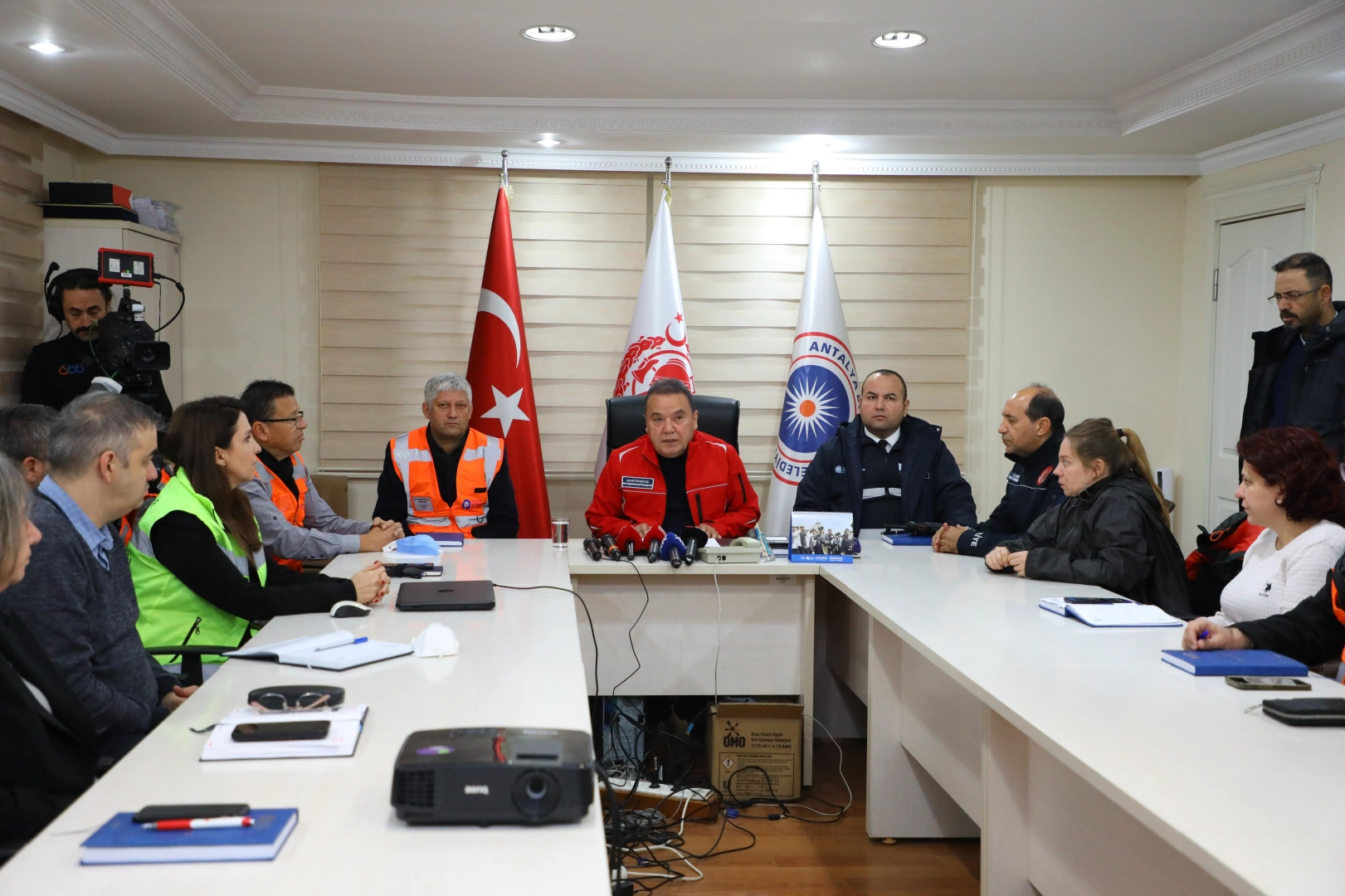 Antalya’daki sel mağdurlarına nakit yardımı yapıldı haberinin görseli