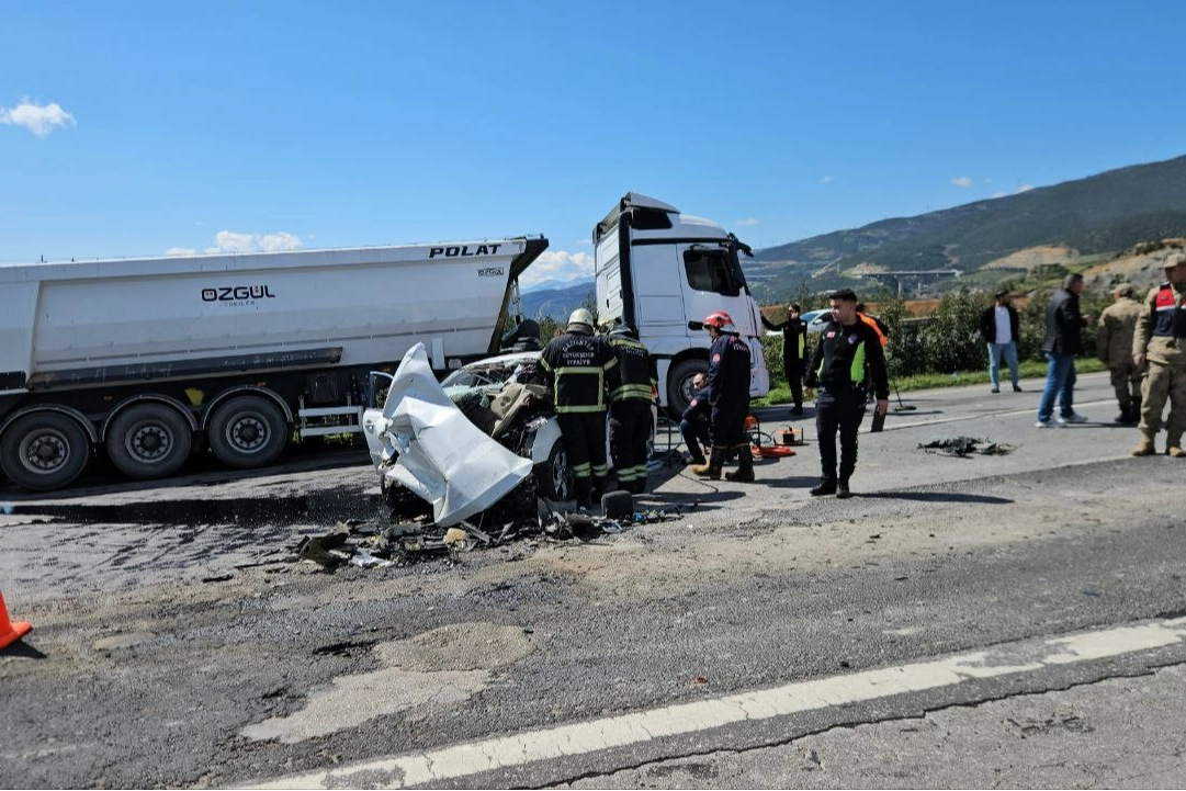 Gaziantep'te tır ile otomobil çarpıştı: 2 ölü, 2 yaralı