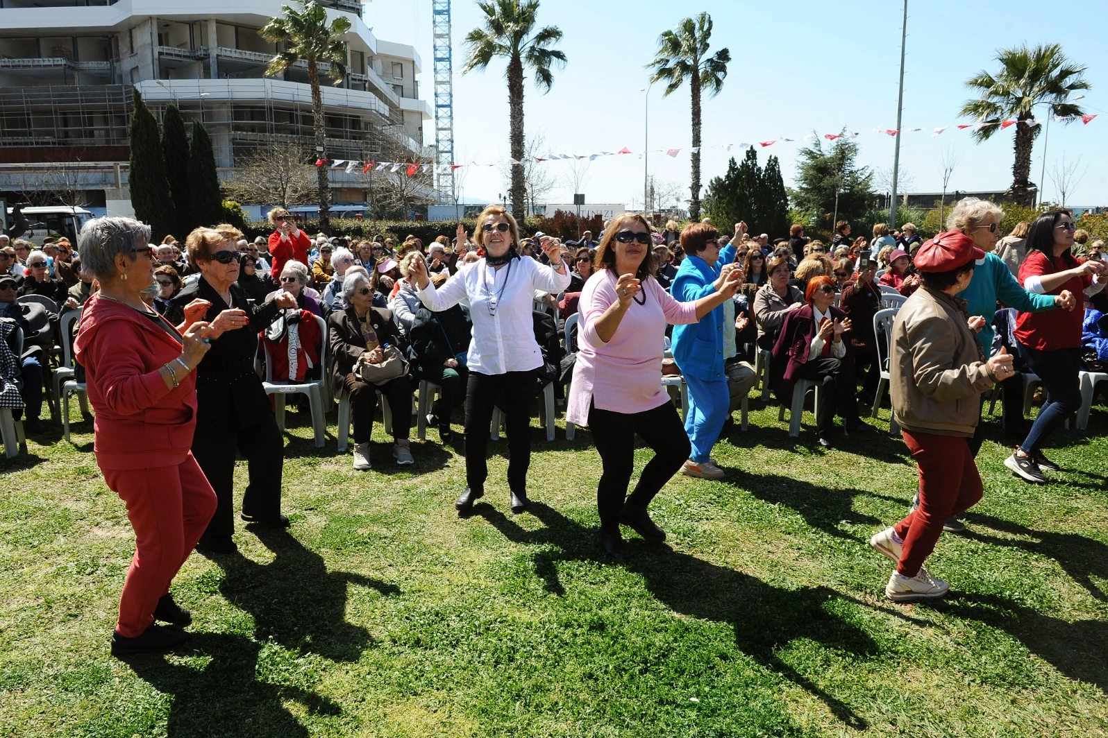 Karşıyaka'da İzmir 3. Yaş Üniversiteleri Şenliği coşkusu