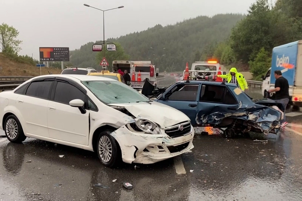 Van’da 2 otomobil çarpıştı: 1 ölü 3 yaralı