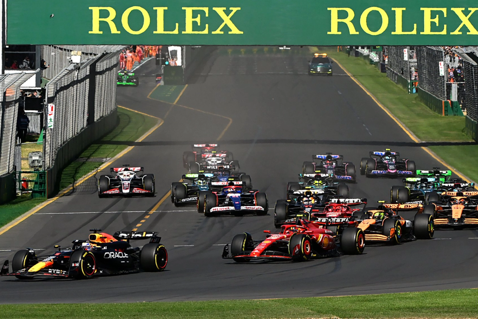 Avustralya Grand Prix'sini  Ferrari'nin İspanyol pilotu Carlos Sainz kazandı haberinin görseli
