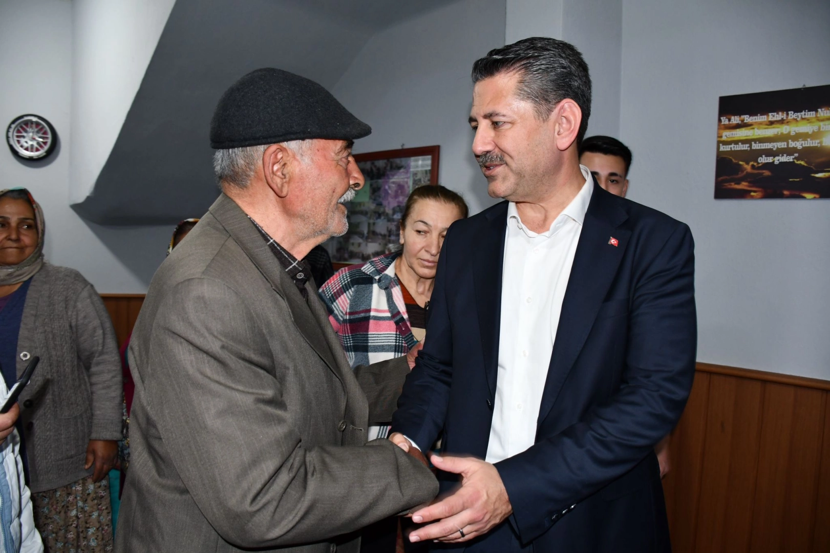 Galip Atar, Kemalpaşa'da vatandaşla buluştu haberinin görseli