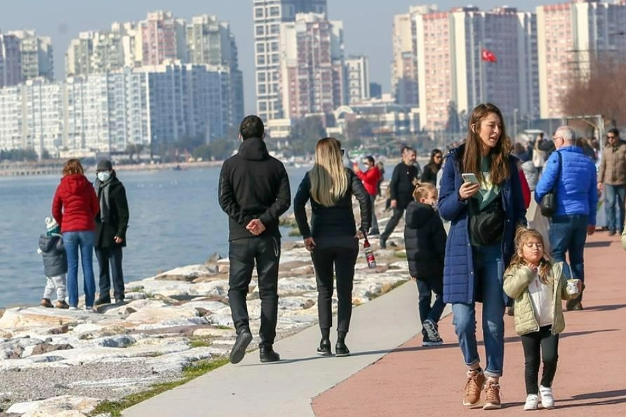 İzmir’e yaz geldi: Termometreler, 24 dereceye kadar çıkacak