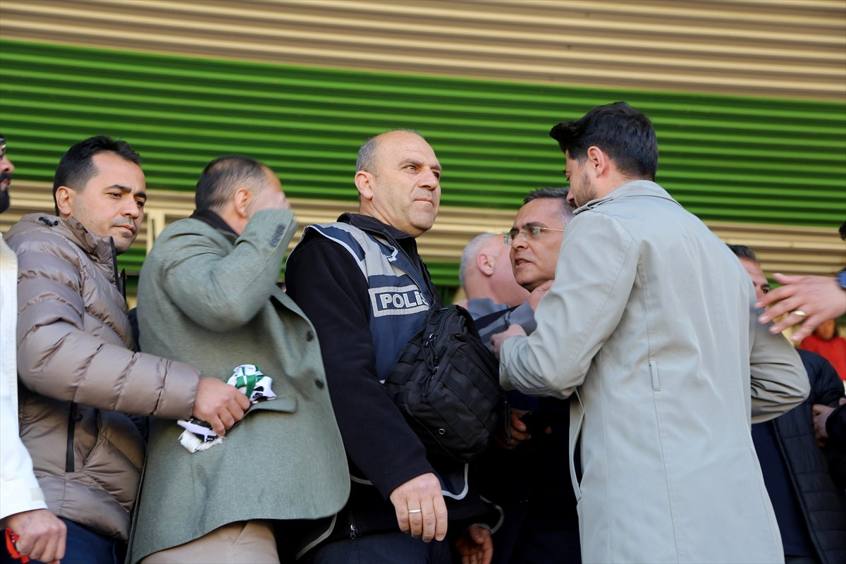Maç öncesi ortalık karıştı: Protokol üyeleri birbirine girdi haberinin görseli
