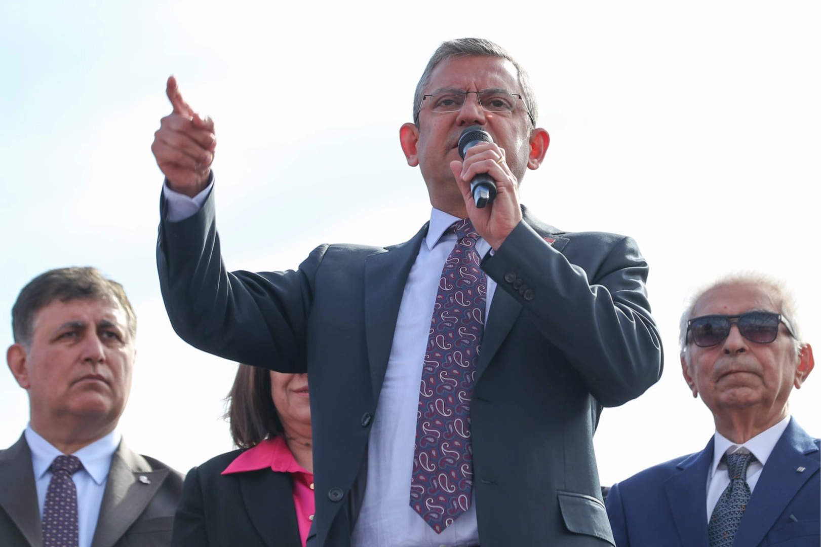 Özgür Özel: Bize değil Erdoğan’a söyle! AK Parti adayına ‘İZBAN’ resti haberinin görseli