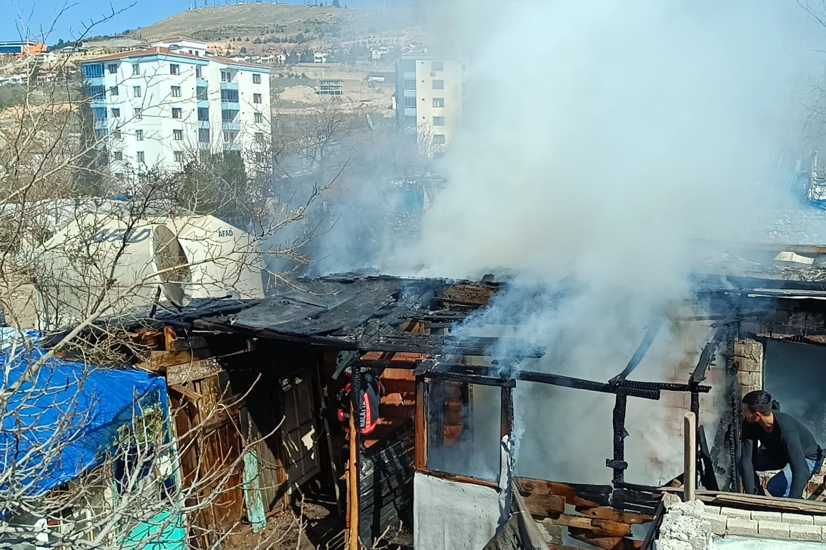 Deprem bölgesinde korkutan yangın!